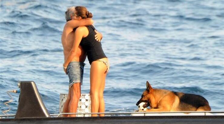 Eκείνος 72 ετών κι εκείνη 20 και κάτι. Δείτε τρυφερές φωτογραφίες στη θαλαμηγό του