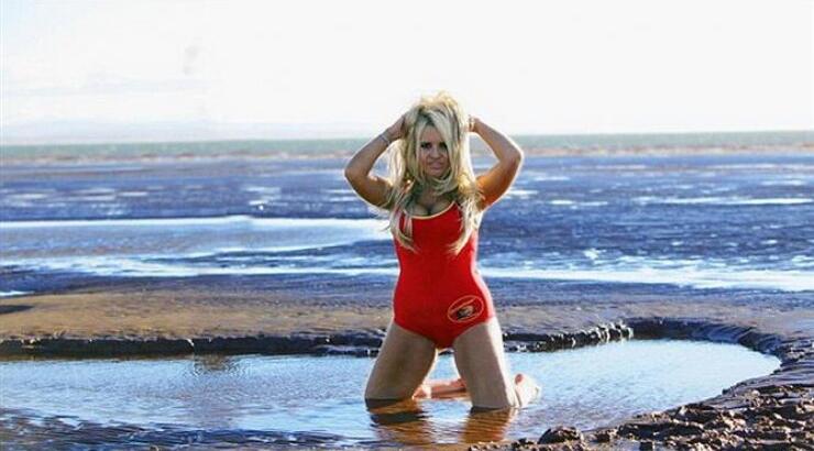  "Πλήρωσα 23.000 ευρώ για να μοιάσω στην Pamela Anderson"