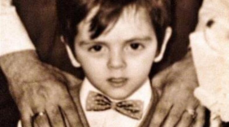 Το αγοράκι της φωτογραφίας σήμερα είναι ένας από τους πιο σέξι Έλληνες τραγουδιστές...