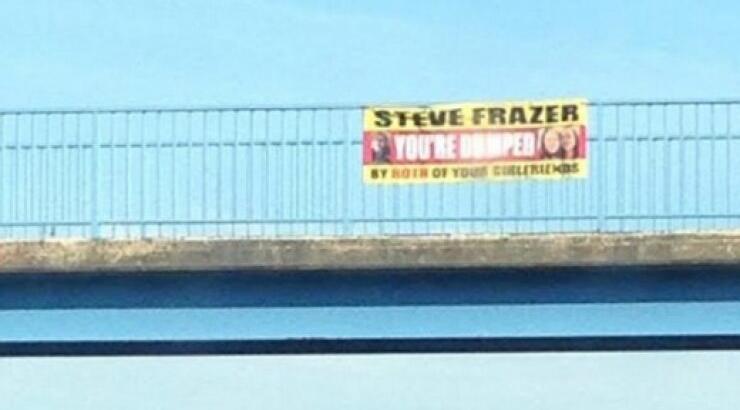 Δύο κοπέλες χώρισαν τον σύντροφό τους με ένα πανό!