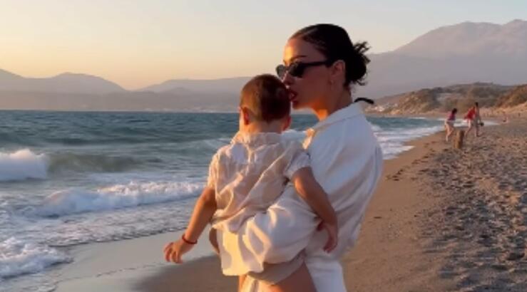 Ελένη Φουρέιρα: Έκανε το viral trend του tiktok μαζί με τον γιο της [εικόνα]