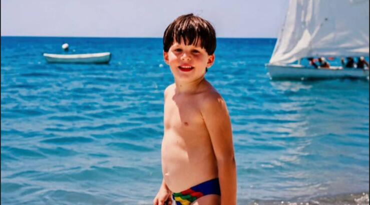 Το καλοκαιρινό throwback στιγμιότυπο Κύπριου τραγουδιστή - Τον αναγνωρίζετε; [εικόνα]