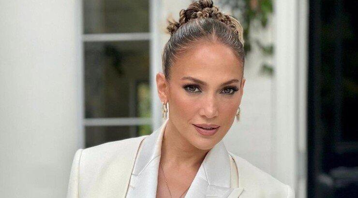 Η JLo πόζαρε με μαύρα εσώρουχα και απογείωσε το sexiness στο instagram
