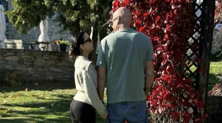 Ελπίδα Ιακωβίδου – Τζώνη Καλημέρης: Τους «τσακώσαμε» να περπατούν χέρι – χέρι στη Λήδρας [εικόνα]