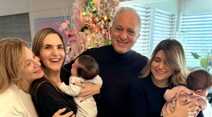 Νίκος Τορναρίτης: Πόζαρε αγκαλιά με τις εγγονές του ανήμερα της γιορτής και των γενεθλίων του [εικόνα]