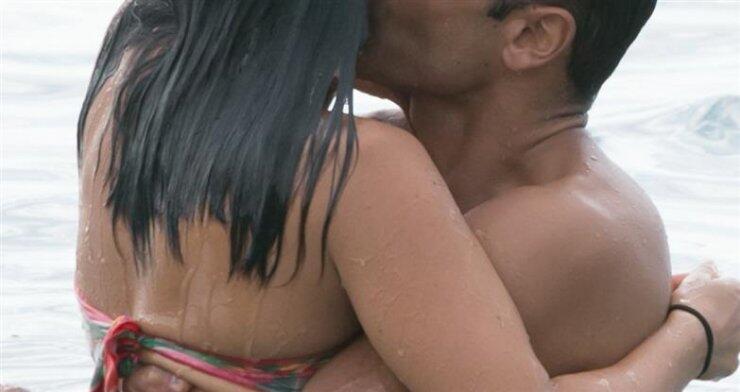 Καυτά φιλιά στη θάλασσα για το ερωτευμένο ζευγάρι της ελληνικής showbiz