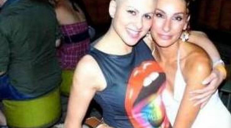  Συγκλονίζει η Playmate που νίκησε τον καρκίνο: «Έβαφα τη μόνη βλεφαρίδα που μου έμεινε και έβγαινα»