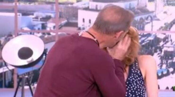 Πέτρος Κωστόπουλος: Όρμηξε στην Τζένη Μπαλατσινού την ώρα της εκπομπής φιλώντας την στο στόμα [βίντεο]