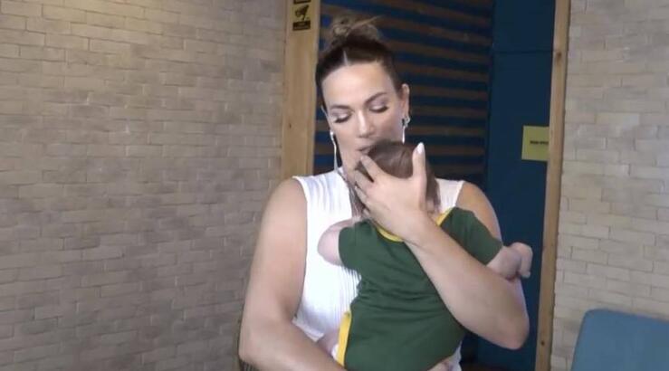 Κατερίνα Στικούδη: Θήλαζε τον 5 μηνών γιο της ενώ έδινε συνέντευξη [βίντεο]