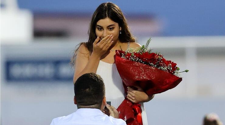 Συγκίνηση: Ο εκφωνητής του γηπέδου Εθνικός Άχνας - ΑΕΛ μπήκε στο γήπεδο και έκανε πρόταση γάμου στη σύντροφο του