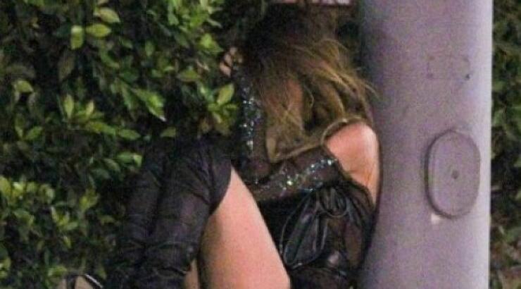 Ποια διάσημη κυρία πήγε σε Halloween party και κατέληξε να κλαίει ολομόναχη στο δρόμο;