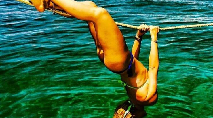 Η Ελληνίδα παρουσιάστρια διαθέτει κορμάρα είτε είναι ίσια, είτε... ανάποδα!