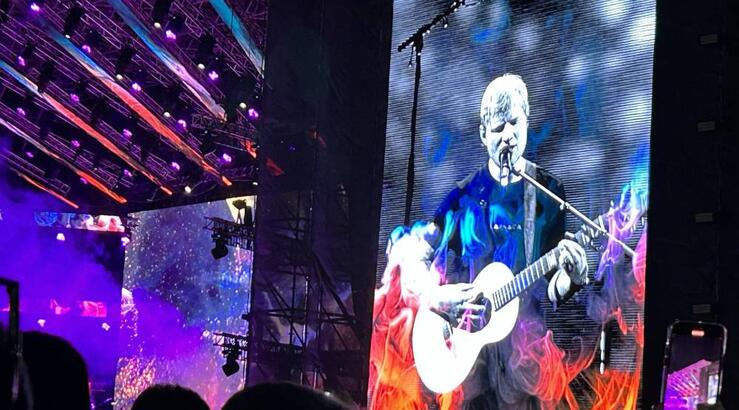 Ο τραυματισμός του Ed Sheeran στη σκηνή στη χθεσινοβραδινή του συναυλία στη Λάρνακα [βίντεο]