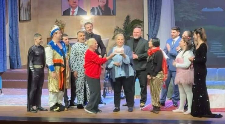 Έλενα Ευσταθίου: Συγκινημένη έσβησε τούρτα – έκπληξη στη σκηνή του θεάτρου [βίντεο]