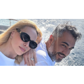 Στέλλα Δημητρίου: Ποζάρει με τον σύζυγό της στην ακρογιαλιά στις διακοπές τους [εικόνα]