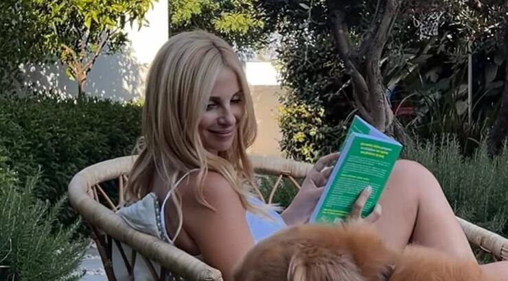 Αριστοτέλους: Με τα παιδιά της στην παραλία λίγο πριν επιστρέψει στη δουλειά [εικόνες]