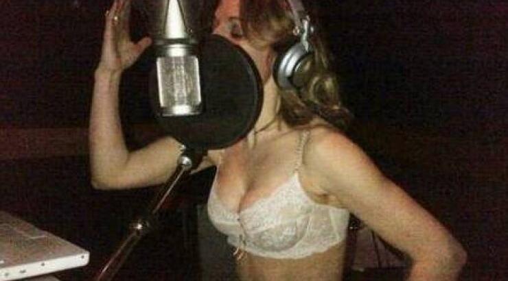 Ηχογραφεί το cd της με το... σουτιέν!