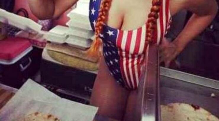 Ποια Ελληνίδα τραγουδίστρια φτιάχνει «πιτόγυρα» φορώντας μόνο.. το μαγιό της;