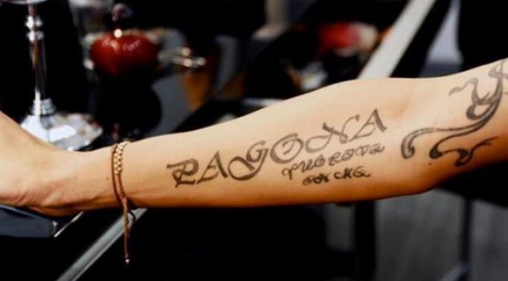 Ελληνίδα τραγουδίστρια: "Θαυμαστής μου έχει χτυπήσει τατουάζ με το όνομα της γιαγιάς μου!"