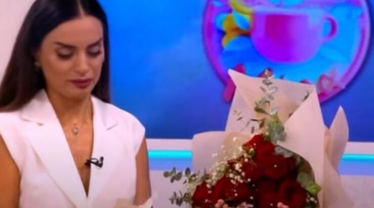 Ελπίδα Ιακωβίδου: Η ανθοδέσμη που της έστειλε ο Τζώνη Καλημέρης στην πρεμιέρα της εκπομπής της [βίντεο]