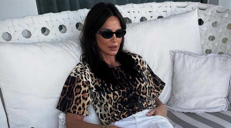 Ramona Filip: Με το αξεσουάρ των royals σε γάμο στη Ρουμανία