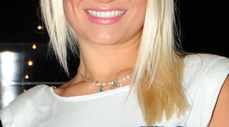 Φαίη Σκορδά: Δείτε την να περιμένει το Γιαννάκη έξω από το σχολείο του