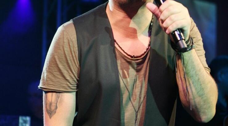 Πέταξαν τραπέζι στον Αντώνη Ρέμο ενώ τραγουδούσε [βίντεο]