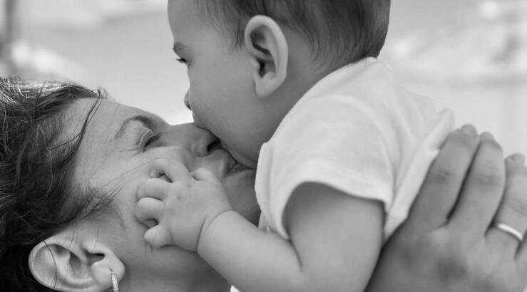 Νίκη Δραγούμη: Με τον 10 μηνών  γιο της Άρη στη δουλειά [εικόνα]