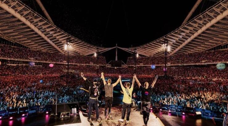 Γνωστοί Κύπριοι που απόλαυσαν χθες βράδυ τους Coldplay στο ΟΑΚΑ [εικόνες]