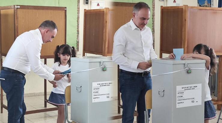 Χαράλαμπος Προύντζος: Ψήφισε με τη μικρή του κόρη – Έριξε εκείνη το ψηφοδέλτιο στην κάλπη [εικόνες]