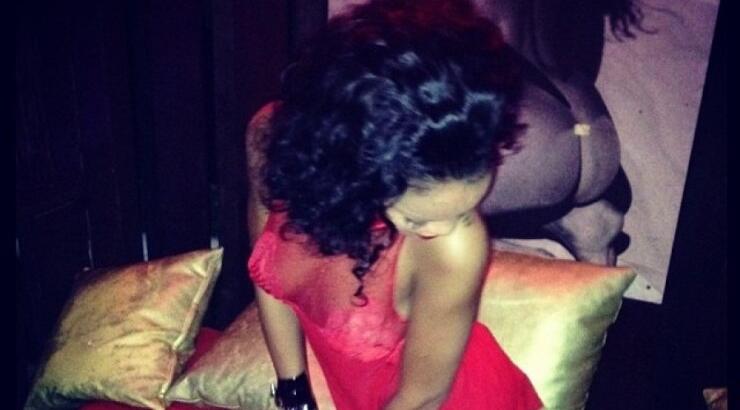 Δείτε τη Rihanna με εσώρουχα στο κρεβάτι και δίπλα από το χριστουγεννιάτικο δέντρο! [εικόνες]