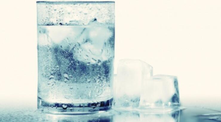 Μπορείς να αδυνατίσεις πίνοντας νερό με παγάκια!