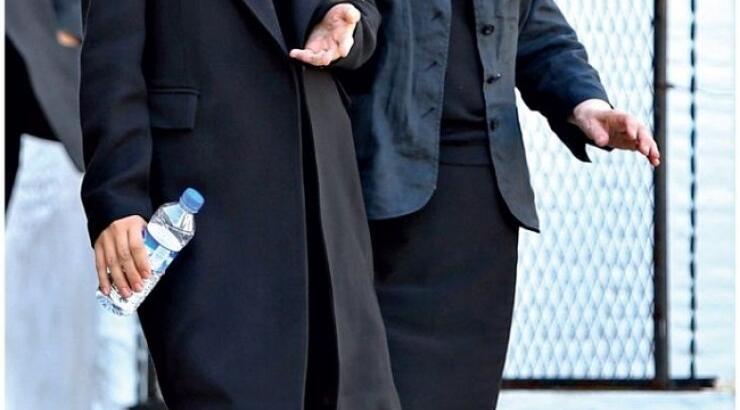 Συντετριμμένη η Κατερίνα Καραβάτου στην κηδεία του πατέρα της