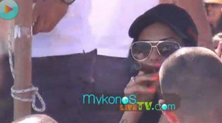 "Ανάβει φωτιές" στη Μύκονο η Αλεξανδράκη