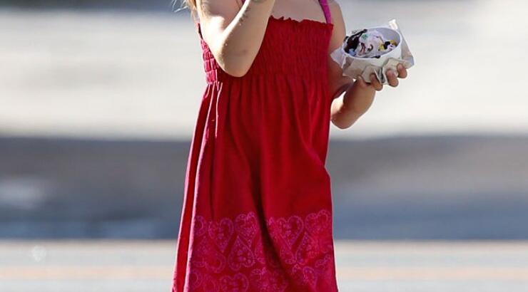 Ποια είναι η διάσημη μαμά αυτού του μωρού; 