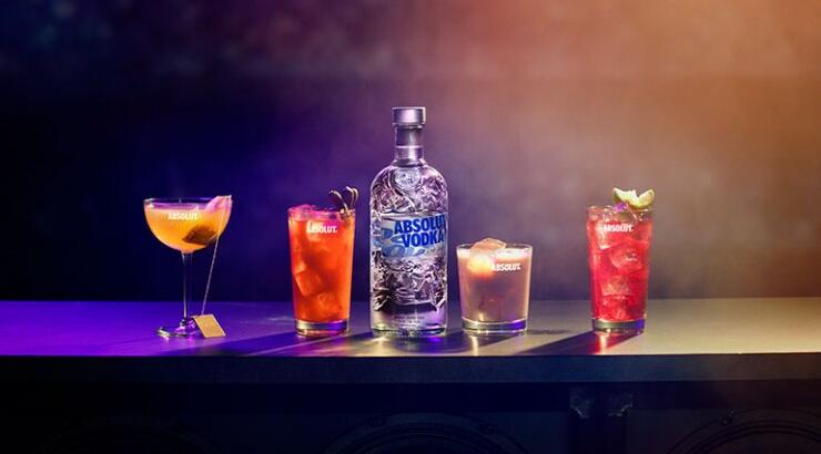 «Absolut Comeback», το συλλεκτικό μπουκάλι που μαζί με τα Χριστούγεννα γιορτάζει και την ανακύκλωση