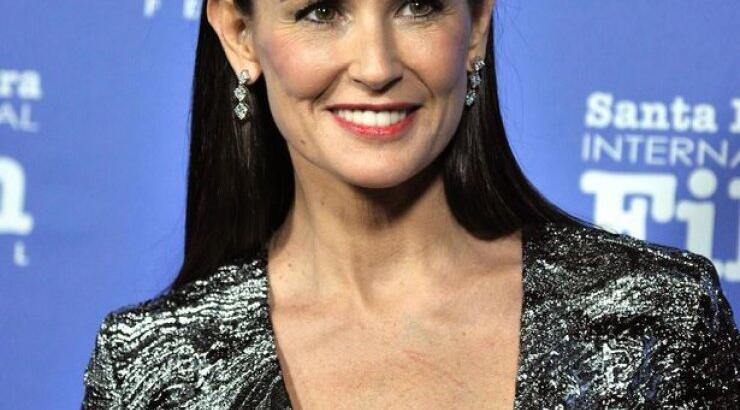 Η Demi Moore "έχασε" τα μπροστινά της δόντια και ποζάρει χωρίς κόμπλεξ στο φακό