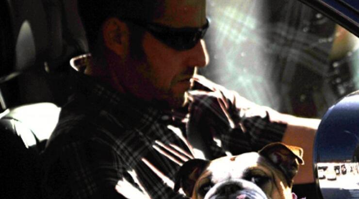 Σε ποιον διάσημο ηθοποιό ανήκει αυτό το χαριτωμένο σκυλάκι; [φωτογραφίες]