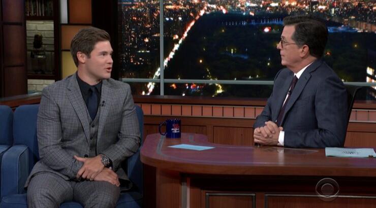 Ο Adam Devine φόρεσε Tommy Hilfiger στην εκπομπή "The Late Show" με τον Stephen Colbert