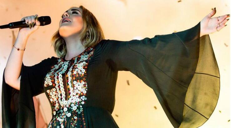 Adele: Ακόμη πιο ανανεωμένη και αδυνατισμένη στις νέες εικόνες που δημοσίευσε