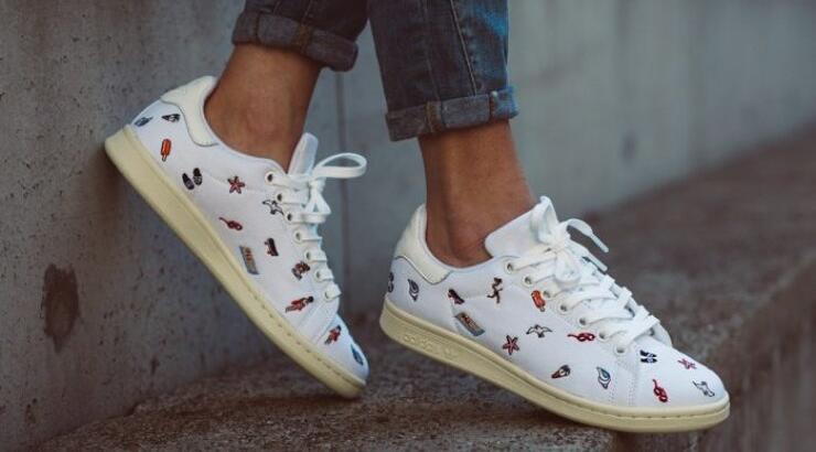 Ένα άκρως καλοκαιρινό Stan Smith ζευγάρι sneakers