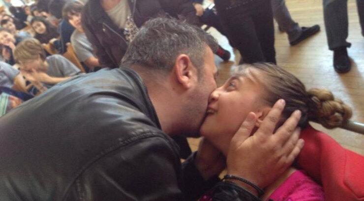 Η συγκινητική αγκαλιά του Αντώνη Ρέμου σε κορίτσι με ειδικές ανάγκες