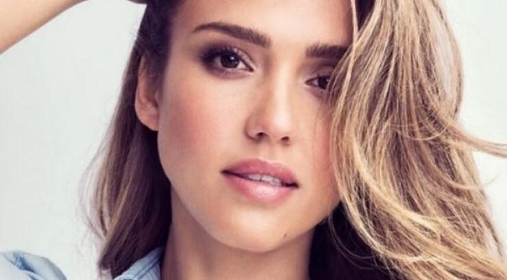 Η Jessica Alba σου δείχνει ποιο είναι το απόλυτο πανωφόρι της σεζόν