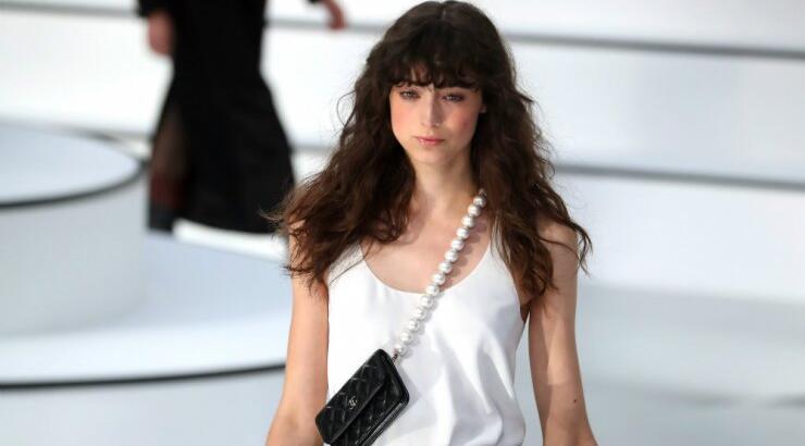 Πώς να κάνεις αφέλειες χωρίς να κόψεις τα μαλλιά σου [βίντεο]