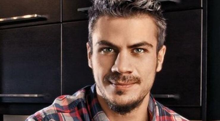 Δείτε τον Άκη Πετρετζίκη να ποζάρει μαζί με τον Σάκη Ρουβά της Κίνας!