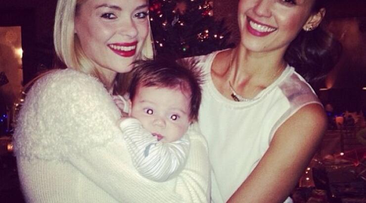 Jessica Alba: Πέρασε τα Χριστούγεννα μαζί με τη φίλη της Jamie King και τον βαφτισιμιό της