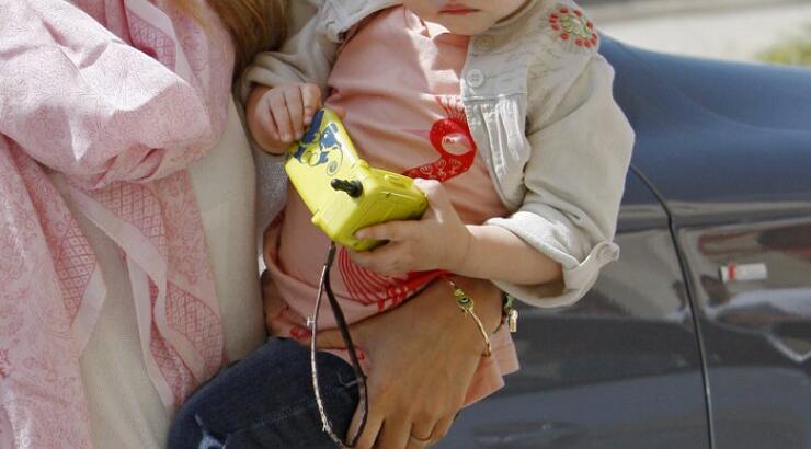 Ποια είναι η διάσημη μαμά αυτού του μωρού; 