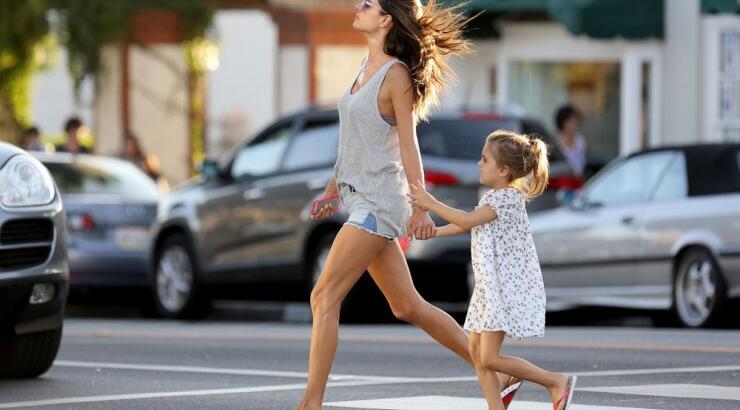 H Allesandra Ambrosio σταματάει μέχρι και την κίνηση στους δρόμους [εικόνες]