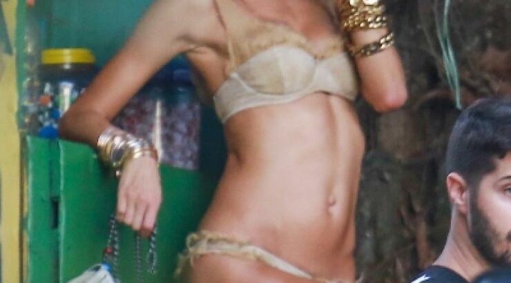 Κολάζει η νέα φωτογράφηση της Alesandra Ambrosio [εικόνες]