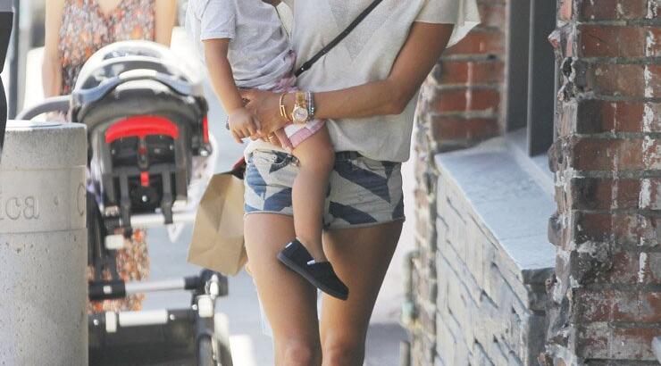 Alesandra Abrosio: Επιστροφή στα καθήκοντά της [εικόνες]